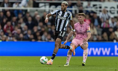 Newcastle United đấu với Bradford City
