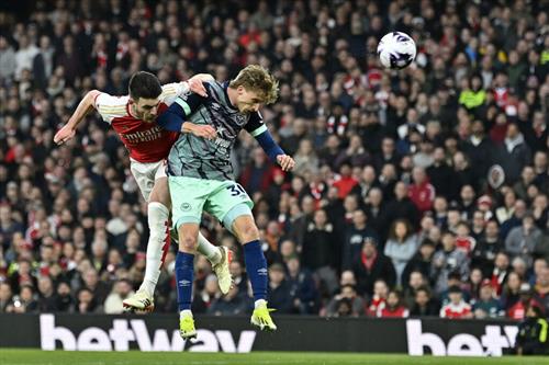Arsenal đấu với Brentford