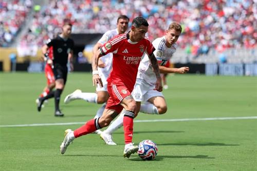 Benfica đấu với Bayern Munich
