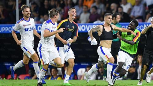 Lecce đấu với Salernitana