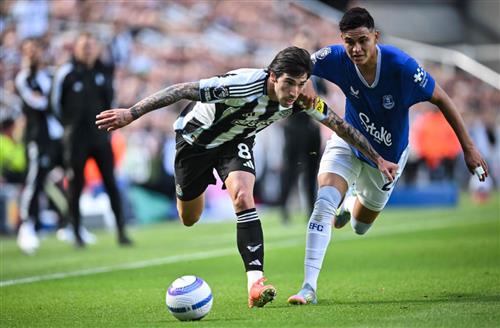 Newcastle United đấu với Everton