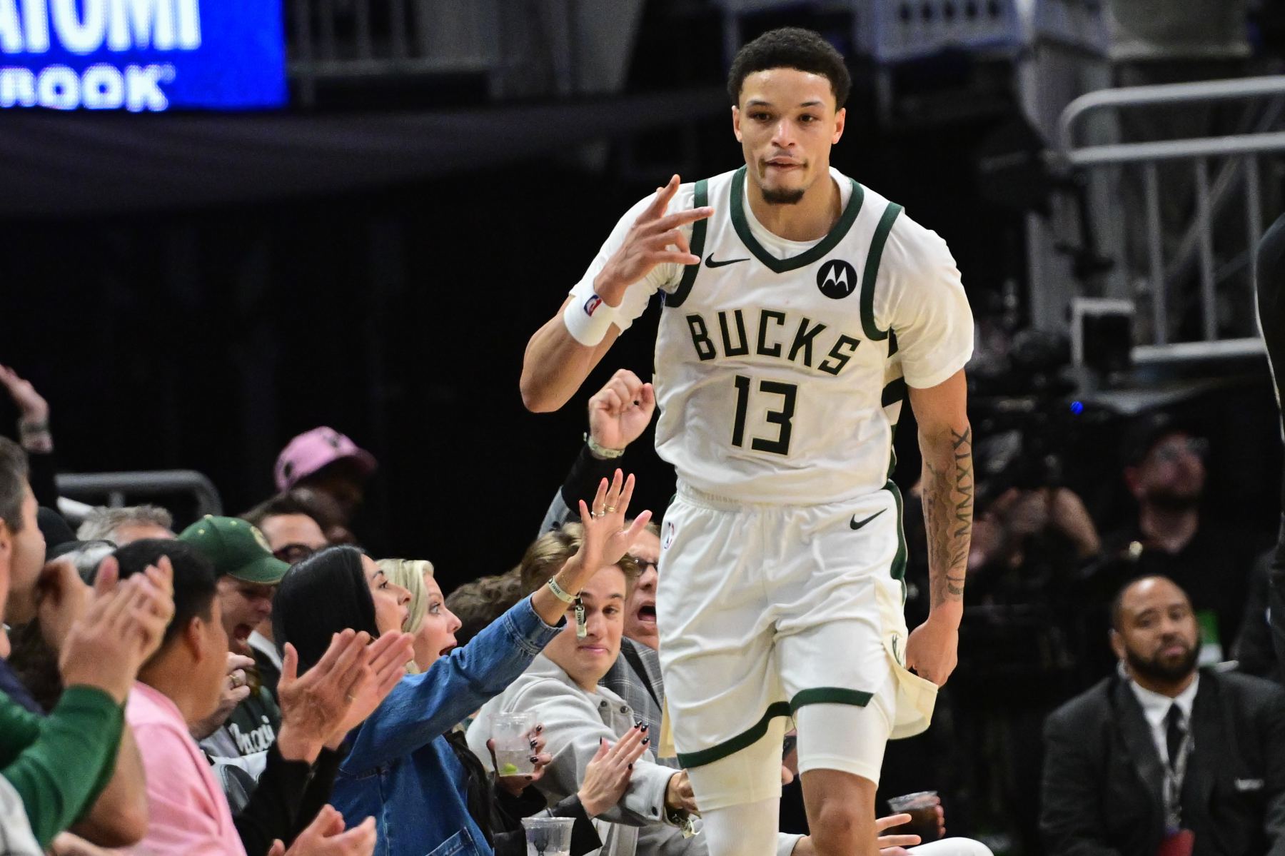 Hãy cố gắng hết sức! Antetokounmpo vắng mặt & Rollins ghi 25 điểm sau 10 trên 15 cú sút và 5 lần bật lại